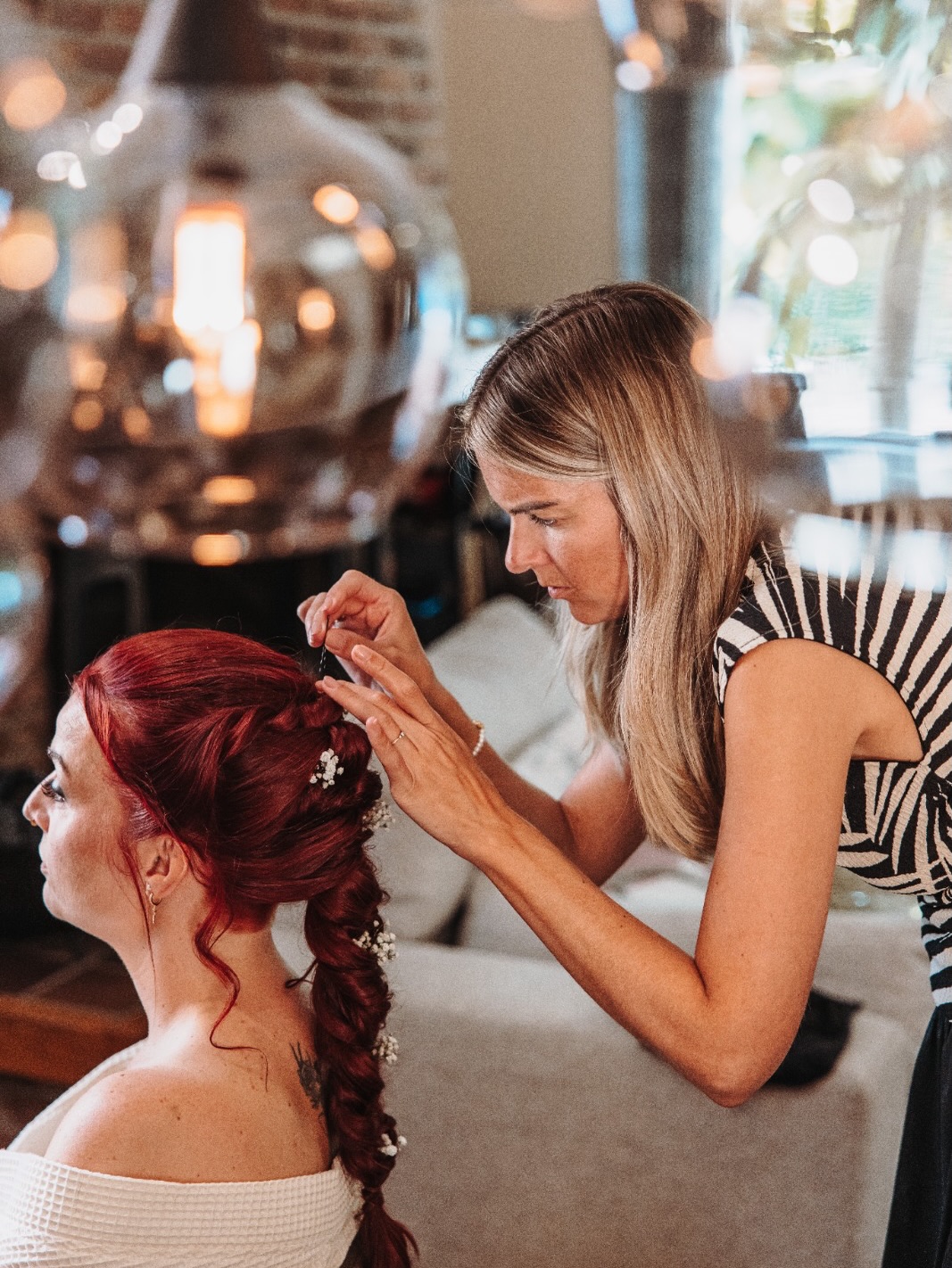 Daniëlla vlecht rood haar van een bruid tot een lange vlecht met parels