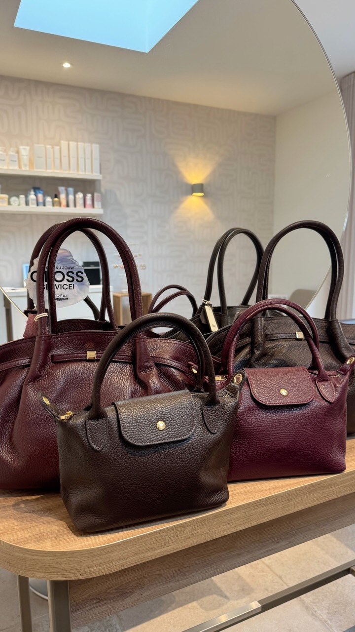 Tassen uit de nieuwe herfst- en wintercollectie op een tafel in de salon
