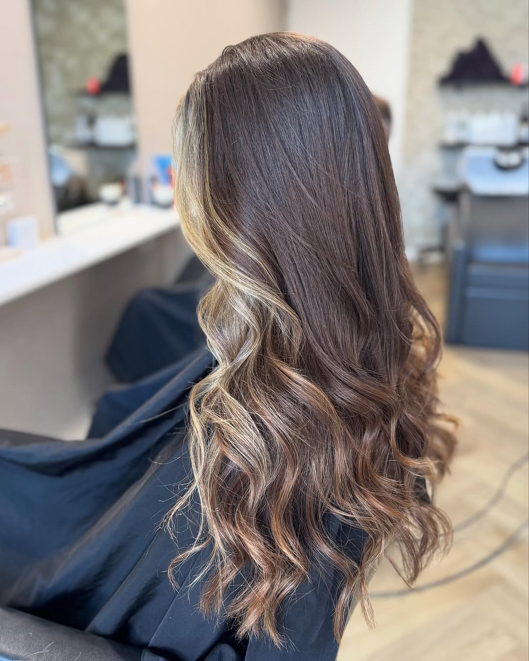 Lange donkere balayage in golven