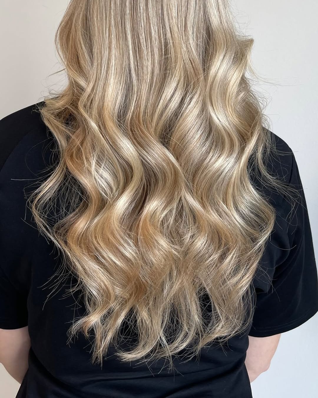 Lang blond haar in grote zachte golven