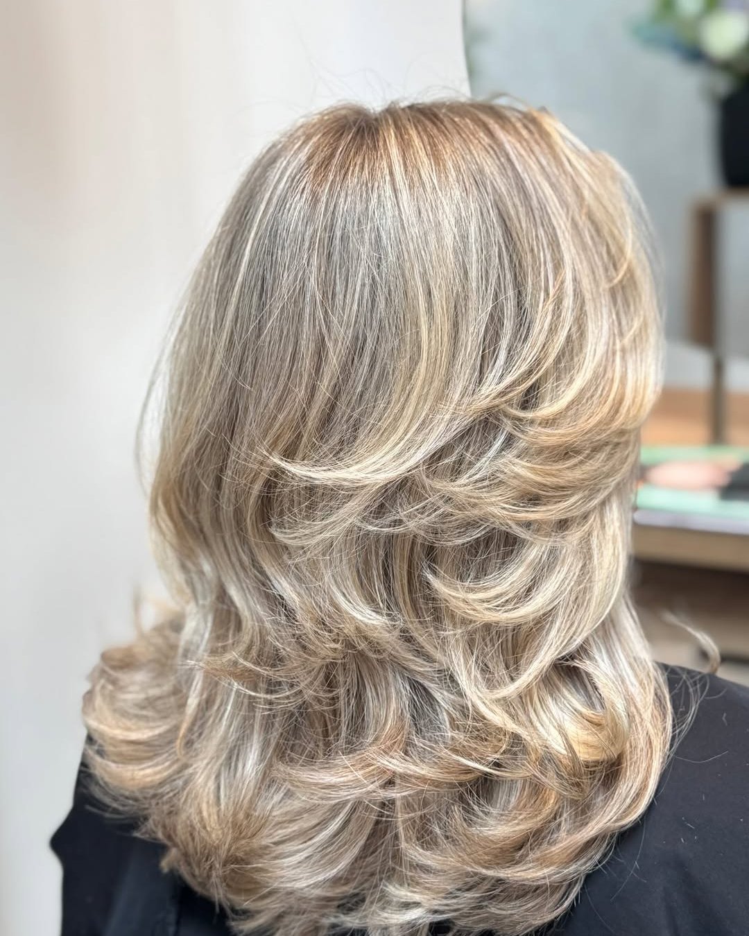 Blond haar in laagjes met veel volume