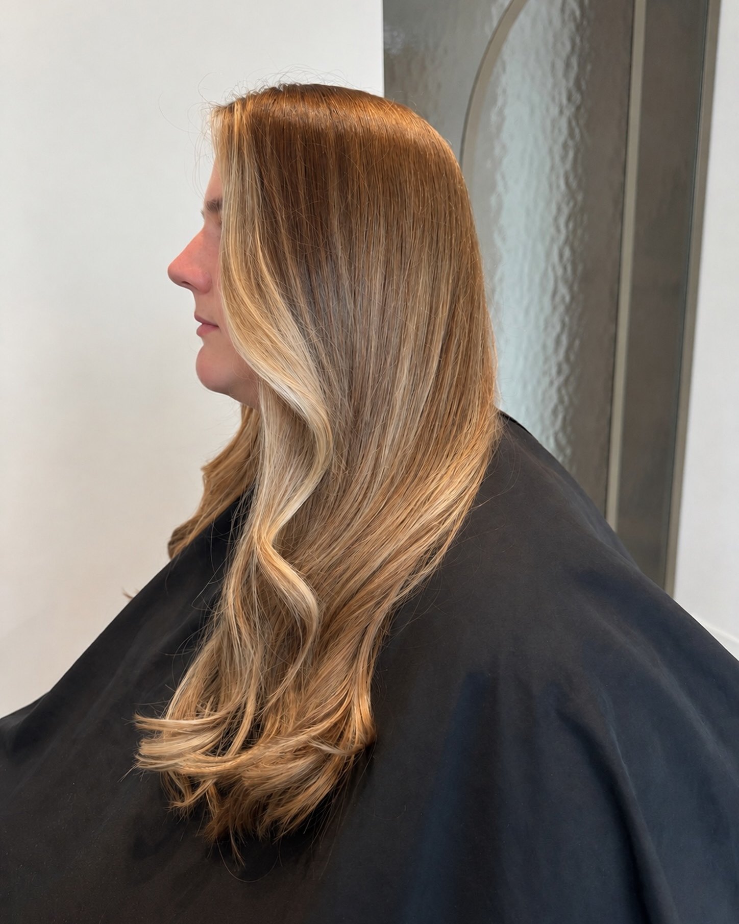Warm blond haar met zachte slagen, van opzij