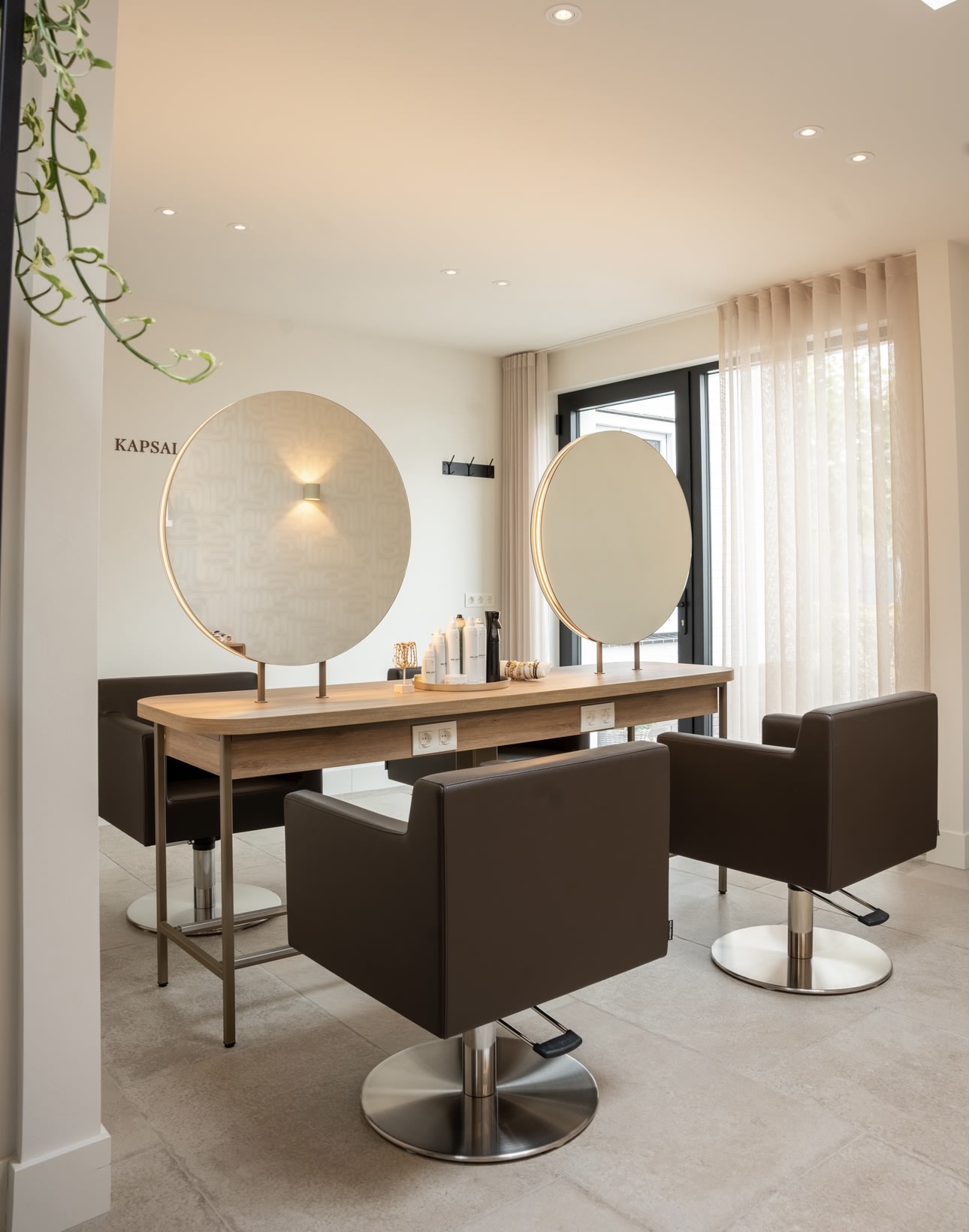 De ronde spiegels met warm wandlicht in de salon